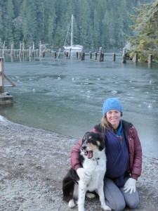 Kristine, Fynn and Kyber in front of the frozen Tod Inlet